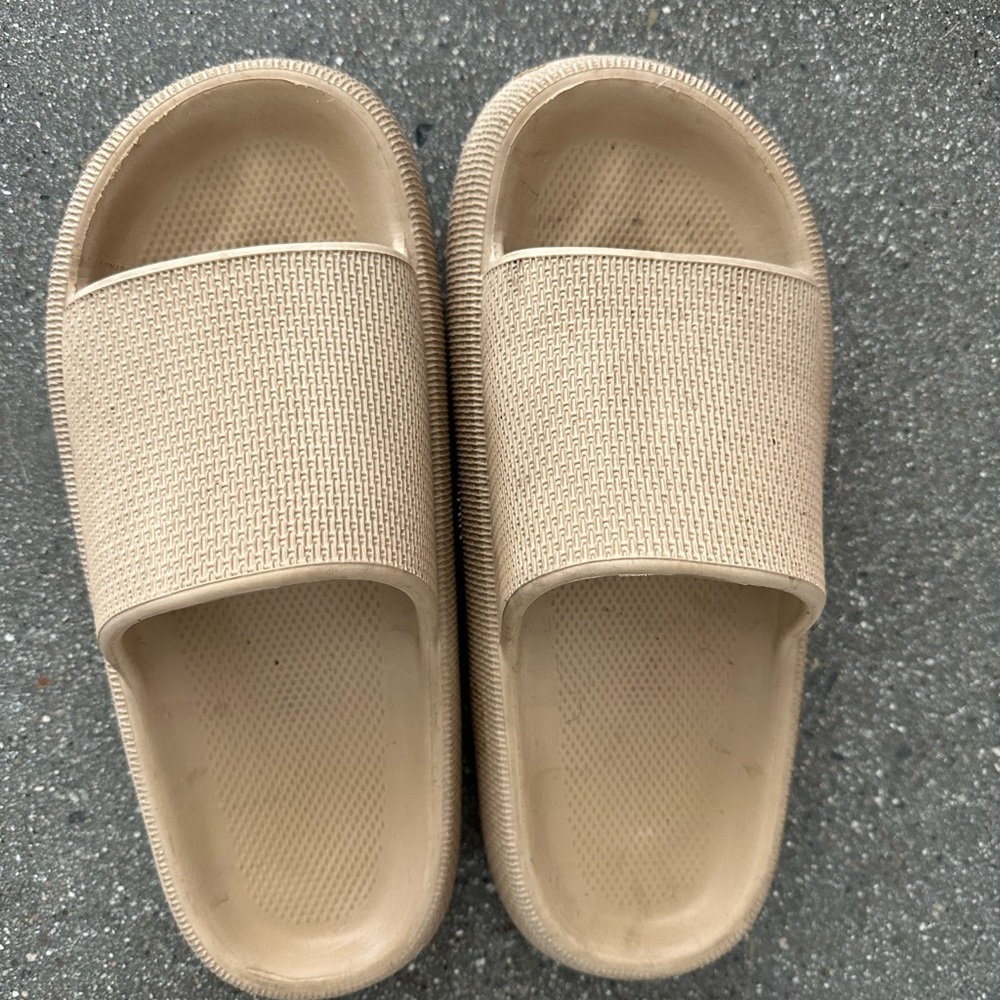 Steve Madden slides in nude - Picture 4 of 4
